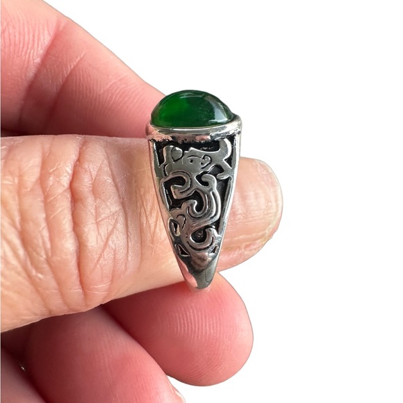 Silver and Green Stone Decorative Ring - Picture 4 of 5